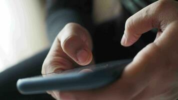 Feche a mão de uma mulher segurando um telefone inteligente video