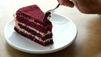 Hand nimmt mit Teelöffel frisch gebacken Kuchen mit Marmelade . video