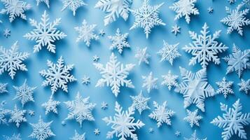 blanco copos de nieve en ligero azul antecedentes foto