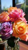 brillante de colores flores y verdor en un vaso florero foto
