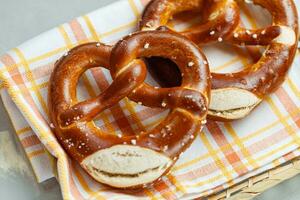 dos tradicional suave octubrefest pretzels en un pan cesta, de cerca foto