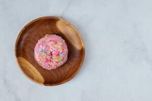 plano laico parte superior ver de delicioso dulce fresa rosado rosquilla con asperja servido en de madera lámina. aislado imagen en blanco antecedentes foto