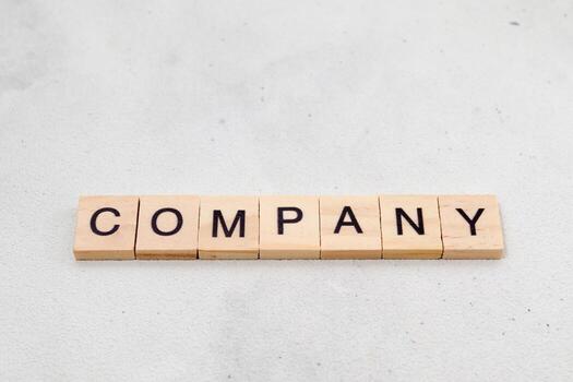 parte superior ver de empresa palabra en de madera cubo letra bloquear en blanco antecedentes. negocio concepto foto