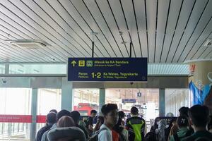 el sí aeropuerto tren, operado por pt enlace ferroviario, ofertas un cómodo y de confianza transporte enlace Entre yogyakarta internacional aeropuerto y el ciudad centro. kulón progreso - Indonesia, 09 03 2023 foto