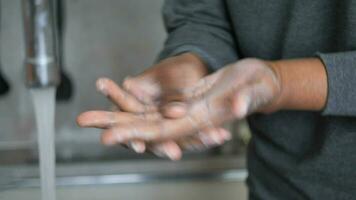 jonge man handen wassen met zeep warm water video