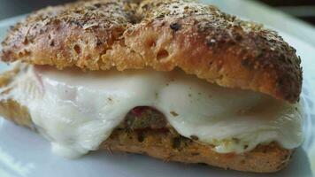 Hamburger coperto con fuso formaggio video