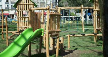 hölzern Spielplatz draussen Haus Park im Istanbul video