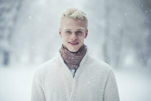 ai generado retrato de hermosa sonriente joven albino hombre en pie debajo nevando foto