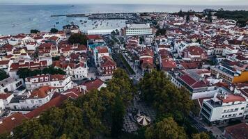 aéreo zangão estático espaço de tempo Visão do histórico Centro do cascais, Portugal com a Carrossel é visível dentro primeiro plano video