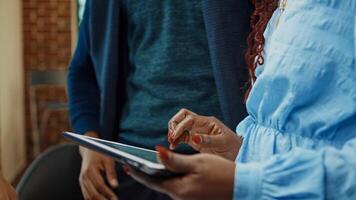 equipo de personas examinando negocio datos en tableta y documentos, mirando a en línea analítica para desarrollo. oficina compañeros de trabajo haciendo trabajo en equipo planificación anual reporte para ejecutivo departamento. cerca arriba. foto