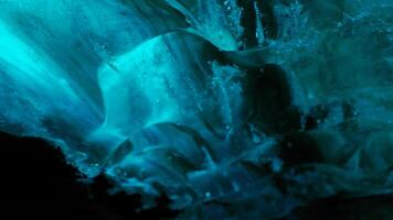 vatnajokull glaciar excursionismo en grieta, nórdico paisaje dentro hielo cueva con azul hielo rocas escarchado polar icebergs con agrietado congelado estructura, islandés congelación frío destino . Mano disparo. foto