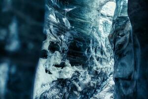 masivo hielo rocas dentro glaciar grieta, transparente vatnajokull hielo cuevas en islandés paisaje. espectacular icebergs en invernal congelado túnel dentro glacial bloques con agrietado textura. foto