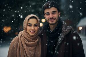 ai generado retrato de hermosa sonriente joven Pareja hombre y mujer en pie debajo nevando foto