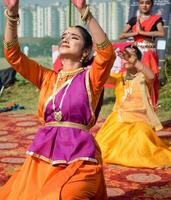 nuevo Delhi, India - julio 01 2023 - bharathanatyam indio clásico odissi bailarines ejecutando a escenario. hermosa indio niña bailarines en el postura de indio bailar. indio clásico danza bharatanatyam foto