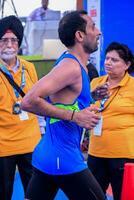 nuevo Delhi, India - julio dieciséis 2023 - vedanta Delhi medio maratón carrera después codicioso en cuales maratón Participantes acerca de a cruzar el terminar línea, Delhi medio maratón 2022 foto