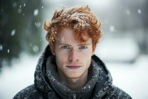 ai generado retrato de hermosa sonriente joven jengibre hombre en pie debajo nevando foto