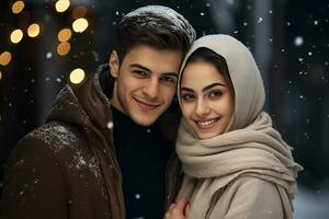 ai generado retrato de hermosa sonriente joven Pareja hombre y mujer en pie debajo nevando foto