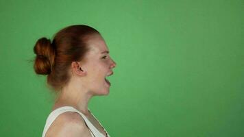 Jeune femme en hurlant sur vert chromakey Contexte video