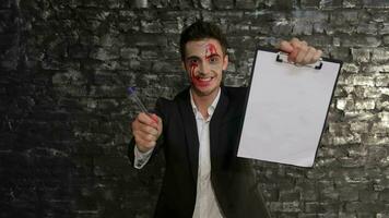 le gars dans une vampire costume est offre une traiter video