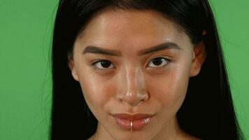 hermosa joven asiático mujer con labio perforación sonriente a el cámara video