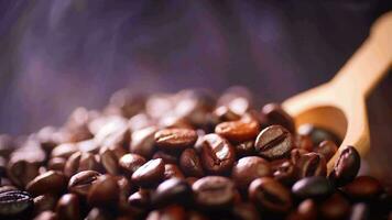 kaffe bönor rostning med rök, selektiv fokus, och mjuk fokus. video