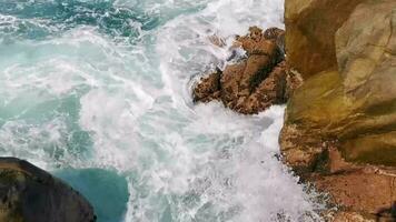 surfista ondas turquesa azul água pedras falésias pedregulhos porto escondido. video