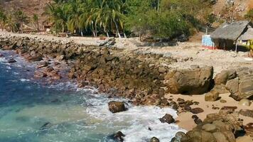 surfer onde turchese blu acqua rocce scogliere massi puerto escondido. video