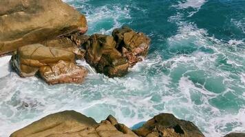 surfista ondas turquesa azul água pedras falésias pedregulhos porto escondido. video