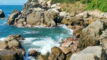 surfer onde turchese blu acqua rocce scogliere massi puerto escondido. video