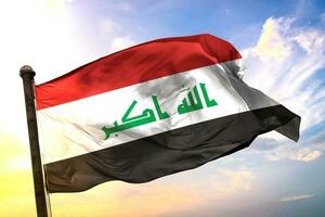 Irak 3d representación bandera ondulación aislado cielo y nube antecedentes foto