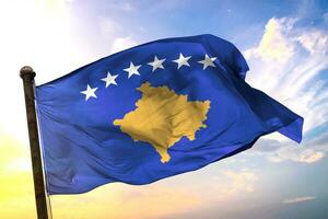 Kosovo 3d representación bandera ondulación aislado cielo y nube antecedentes foto