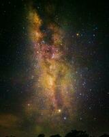 tranquilo noche cielo con celestial belleza y lechoso camino galaxia foto