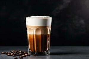 café latté en un alto vaso con café frijoles en un oscuro fondo, café con Leche en un vaso en un gris fondo, ai generado foto