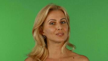 Porträt Frau auf Grün Hintergrund video