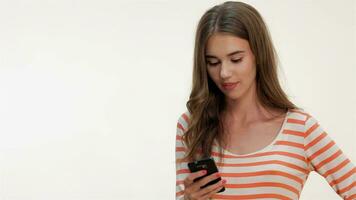 vrouw sms'en Aan haar mobiel telefoon video