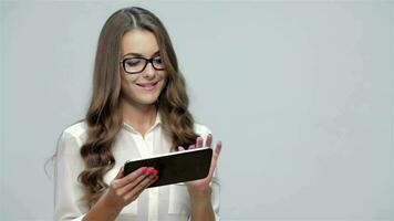 une Jeune femme est travail en utilisant une tablette video