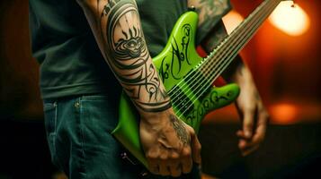 tatuado musical notas y intrincado diseño en un joven mans tatuaje con guitarra ai generado foto