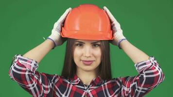 lindo fêmea construcionista sorridente vestindo capacete de segurança video