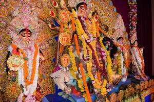 diosa durga con aspecto tradicional en una vista de cerca en un sur de kolkata durga puja, ídolo de durga puja, el festival hindú navratri más grande de la india foto