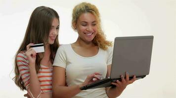 les filles accros du shopping à magasin en ligne video