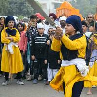 Delhi, India, octubre 2, 2023 - sijs monitor gatka y marcial letras durante anual nagar kirtana, tradicional, procesión en cuenta de cumpleaños de gurú nanak dev Ji, nagar kirtana en este Delhi zona foto