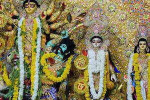 diosa durga con aspecto tradicional en una vista de cerca en un sur de kolkata durga puja, ídolo de durga puja, el festival hindú navratri más grande de la india foto