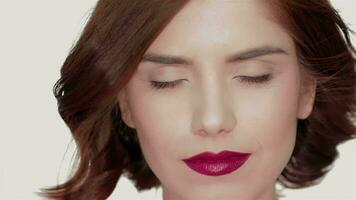 vrouw gezicht met haar- beweging Aan wit achtergrond video