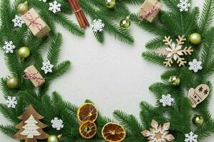 Navidad decoraciones y abeto árbol rama y regalo caja oscuro mesa. parte superior ver marco con Copiar espacio foto