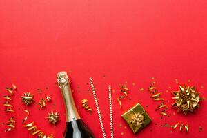 botella de champán con de colores Brillantina, papel picado y regalo caja espacio para texto en colorido fondo, parte superior vista. gracioso, Navidad y cumpleaños celebracion foto