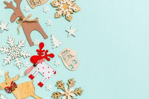 vista superior de decoraciones navideñas y juguetes sobre fondo azul. concepto de adorno navideño con espacio vacío para su diseño foto