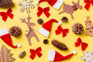 fondo amarillo navideño con juguetes y decoraciones navideñas. feliz año nuevo concepto foto