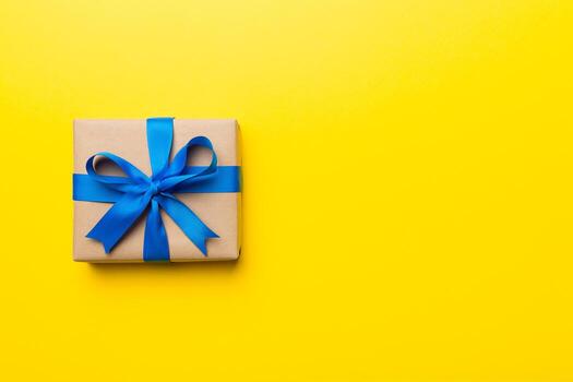 fiesta presente caja terminado de colores fondo, parte superior vista. Copiar espacio para diseño foto