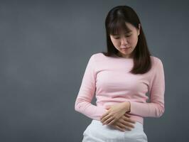 asiático mujer aparece a ser en dolor en gris antecedentes ai generativo foto