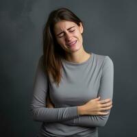 mujer aparece a ser en dolor en gris antecedentes ai generativo foto